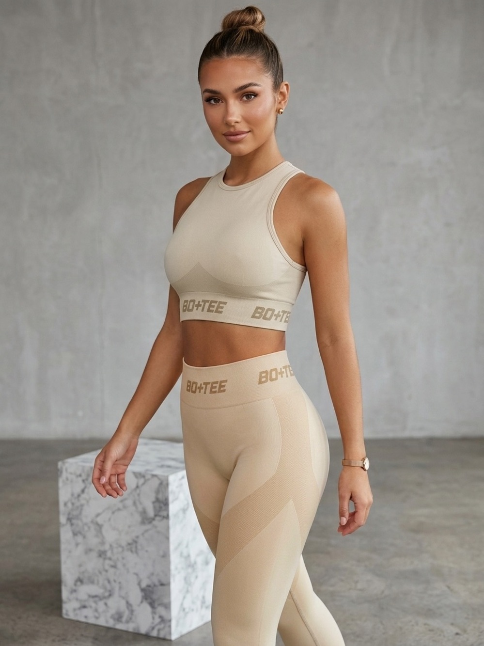 BO+TEE Women's High-Neck Seamless Crop Sports Bra in Cream
